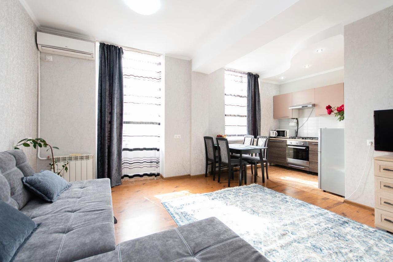 Comfortable Apartment In The Golden Square. 알마티 외부 사진